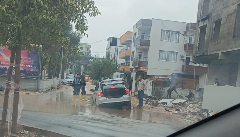 Adıyaman'da bir otomobil, yağışın neden olduğu zemin çökmesi sonucu altyapı