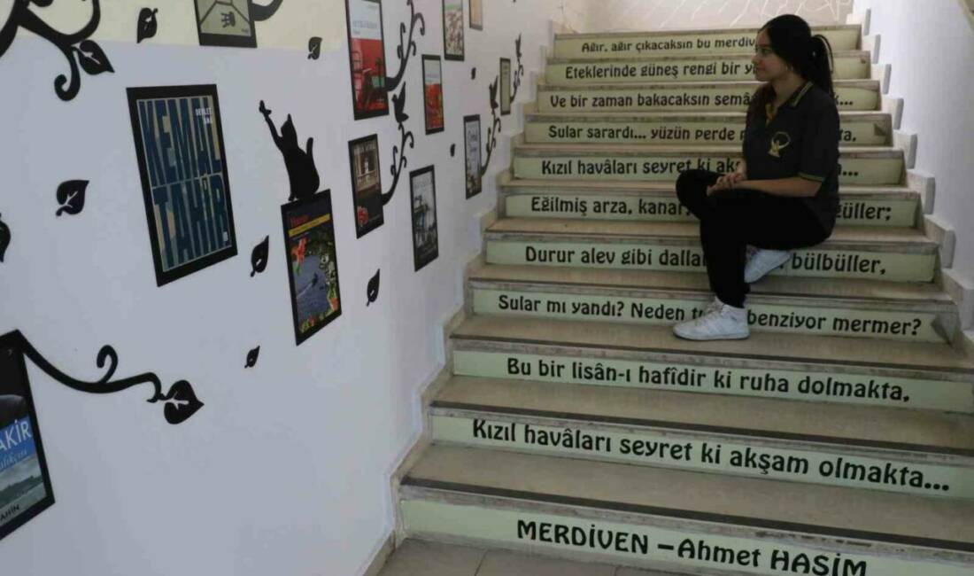 Diyarbakır'da Adnan Menderes Anadolu Lisesi'nde öğretmenler tarafından oluşturulan 'Edebiyat koridoru',