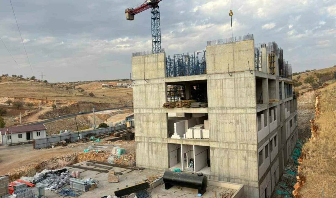 Eğil ilçesinde yapımı devam eden 25 yataklı yeni devlet hastanesi,