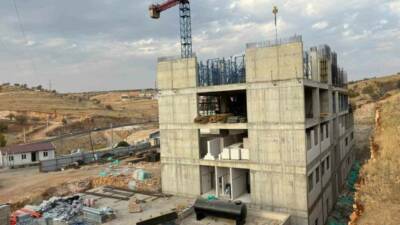 Eğil ilçesinde yapımı devam eden 25 yataklı yeni devlet hastanesi,