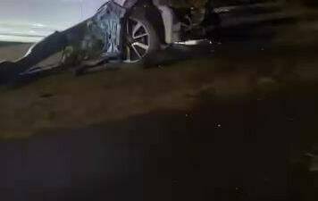 Diyarbakır'ın Yenişehir ilçesinde ehliyetsiz sürücü, park halindeki iki araca çarptı.