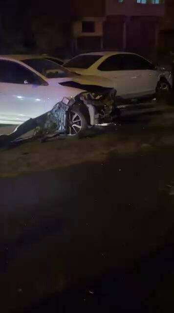 Diyarbakır'ın Yenişehir ilçesinde ehliyetsiz sürücü, park halindeki iki araca çarptı.