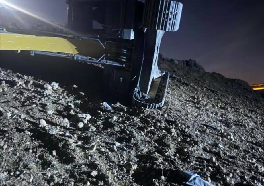 Siirt’in Kurtalan ilçesinde ekskavatörün devrilmesi sonucu sürücü ağır yaralandı.