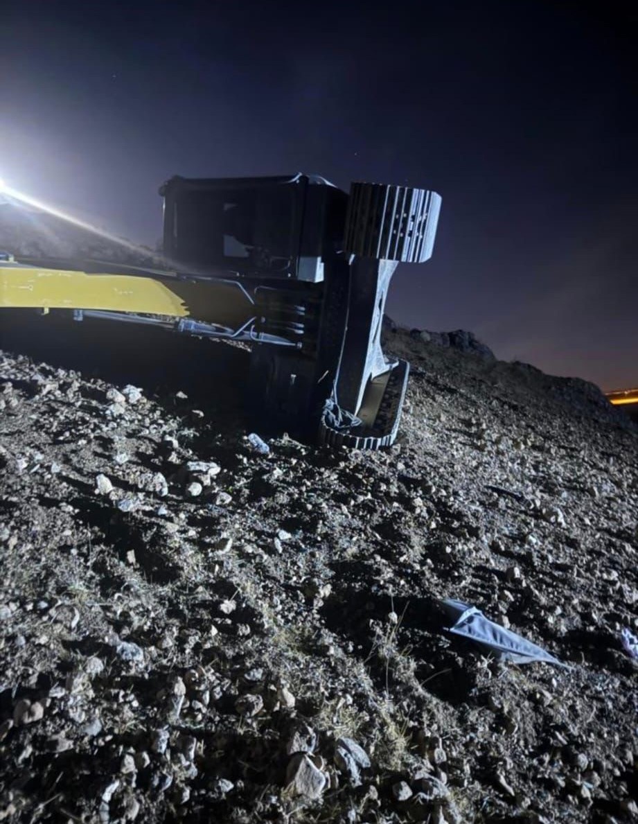 Siirt’in Kurtalan ilçesinde ekskavatörün devrilmesi sonucu sürücü ağır yaralandı.