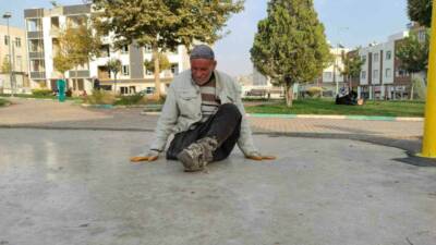 Şanlıurfa'nın Haliliye ilçesinde yaşayan 70 yaşındaki engelli vatandaş, hastalığı nedeniyle