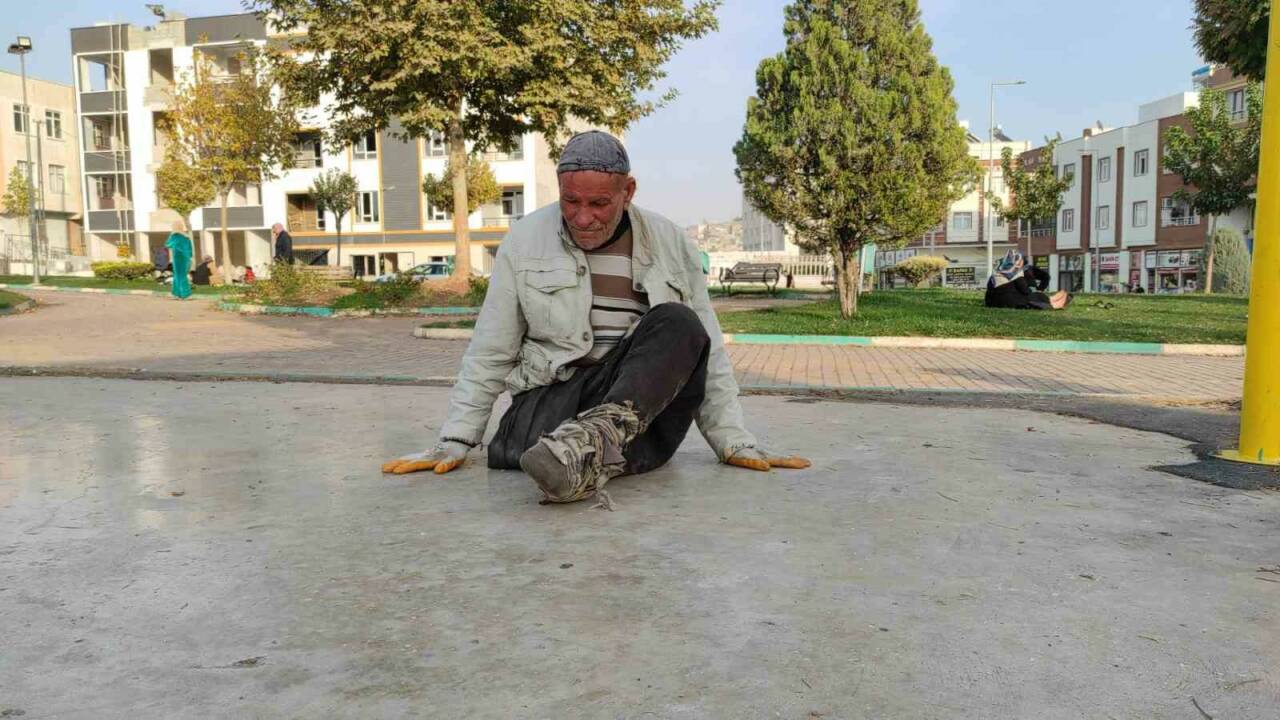 Şanlıurfa'nın Haliliye ilçesinde yaşayan 70 yaşındaki engelli vatandaş, hastalığı nedeniyle