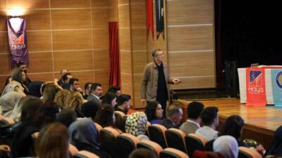 Eski Milli Eğitim Bakanı Ziya Selçuk, Diyarbakır Maya Okulları'nın düzenlediği