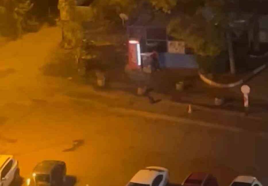 Diyarbakır'da Selahattin Eyyubi Devlet Hastanesi içerisinde bulunan bir büfenin camlarını