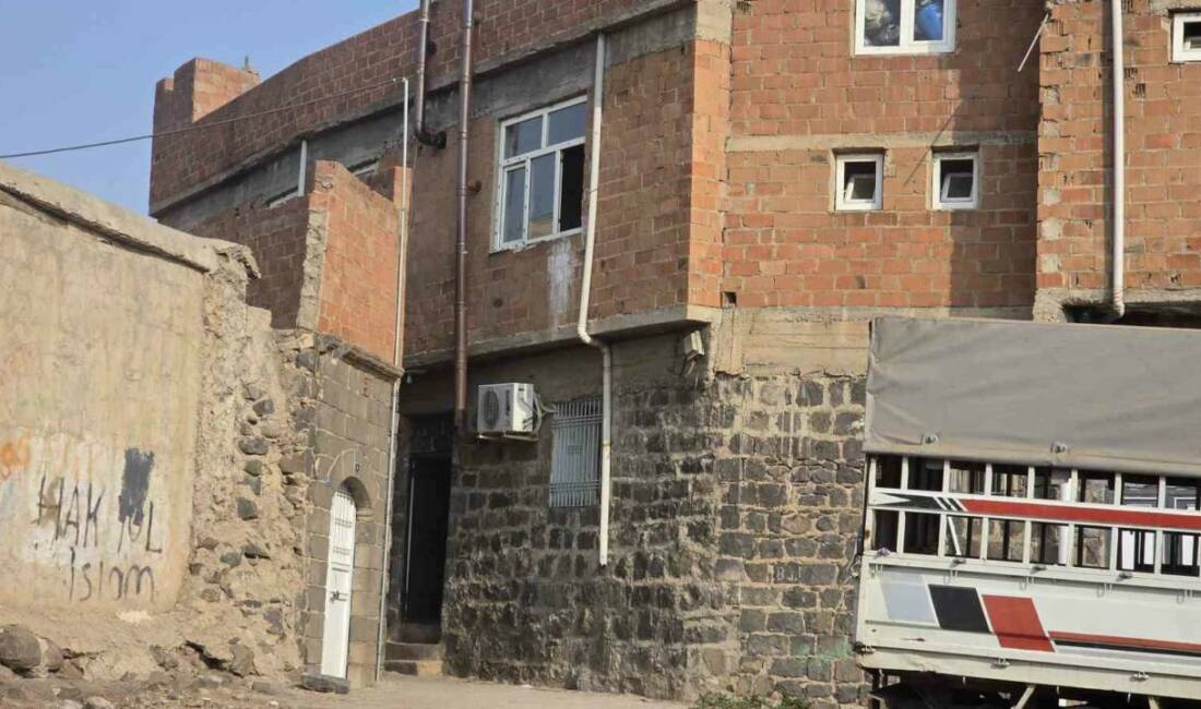 Evde silahlı çatışma çıktı: 1 ölü, 8 gözaltı Şanlıurfa’nın Siverek ilçesinde bir evde husumetli taraflar arasında çıkan silahlı