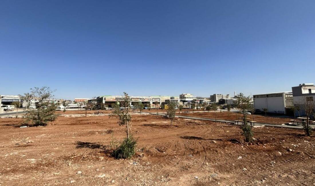 Eyyübiye Belediyesi, Ayakkabıcılar Sitesi’ndeki park çalışmasında peyzaj ve çimlendirmeni ardından