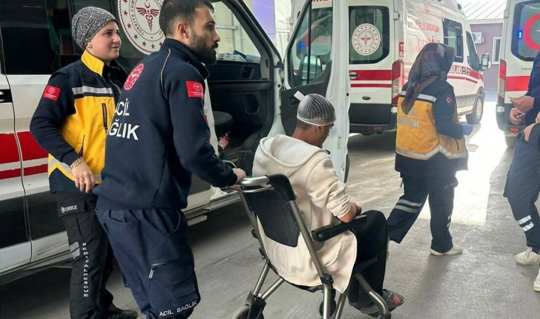 Adıyaman'da Fenerbahçe forması giyerek park içerisinde dolaşan bir genç, kimliği