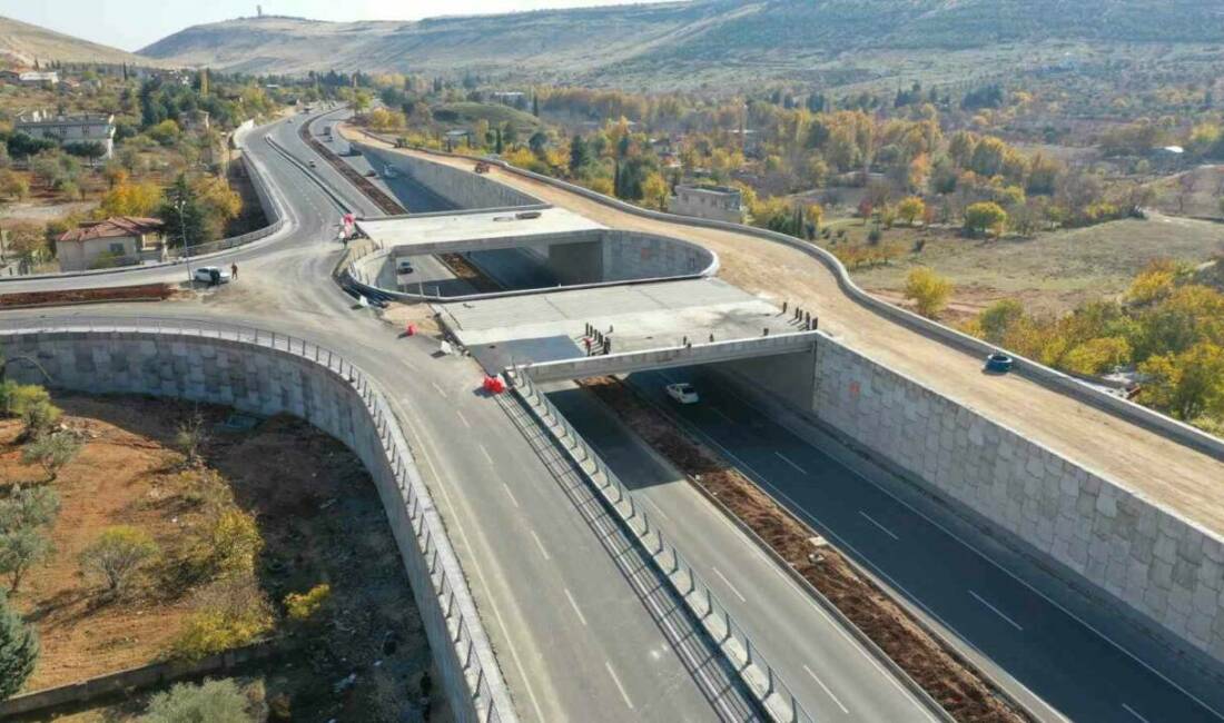 Gaziantep Büyükşehir, köprülü kavşak yatırımlarını kent genelinde sürdürüyor Gaziantep Büyükşehir Belediyesi, kent içi trafiği hızlandırmak ve güvenli ulaşımı