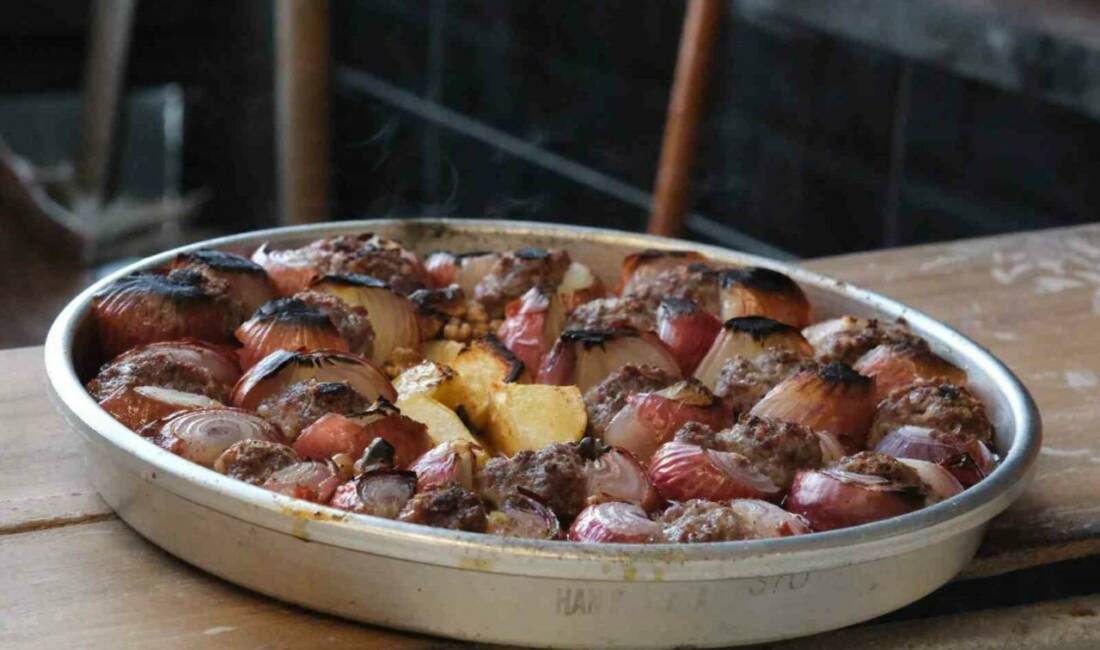 Gazianteplilerin doğal antibiyotiği soğan kebabı Gaziantep'in kış lezzetlerinden biri olan doğal antibiyotik özelliğine sahip soğan