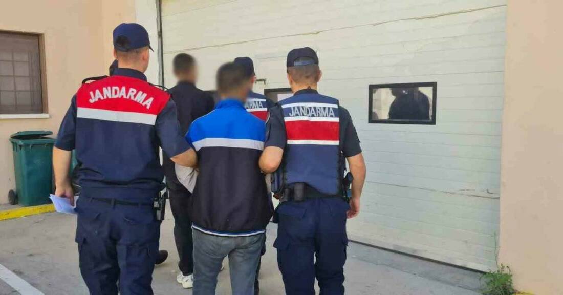 Gaziantep’te 3 düzensiz göçmen ve 3 organizatör yakalandı Gaziantep’te jandarma ekiplerinin çalışmaları sonucu 3 düzensiz göçmen ve 3