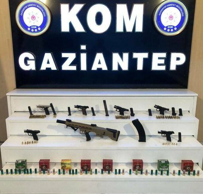 Gaziantep’te 7 adet kaçak silah ele geçirildi: 1 şahıs tutuklandı Gaziantep'te kaçak silah operasyonunda 6 tabanca ile 1 pompalı tüfek