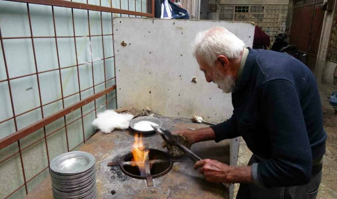 Gaziantep’te 80 yaşındaki kalay ustası mesleğini 70 yıldır sürdürüyor Gaziantep'te unutulmaya yüz tutmuş kalaycılık mesleğini sürdüren 80 yaşındaki Osman
