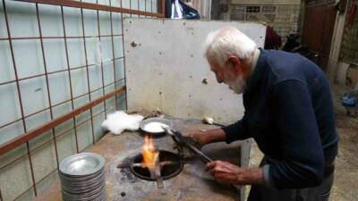 Gaziantep'te unutulmaya yüz tutmuş kalaycılık mesleğini sürdüren 80 yaşındaki Osman
