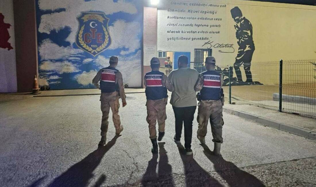 Gaziantep’te arazi anlaşmazlığı nedeniyle husumetlisini yaralayan şahıs tutuklandı Gaziantep'te arazi anlaşmazlığı nedeniyle çıkan silahlı kavgada yaralanan şahıs jandarma