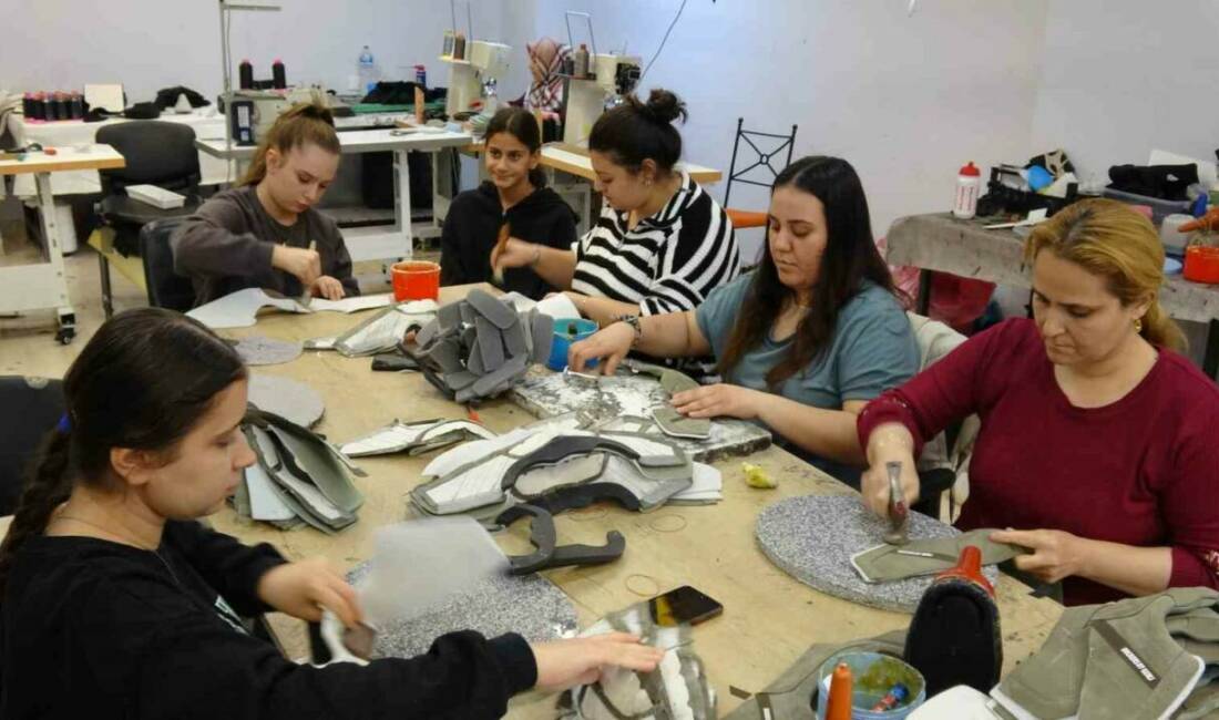 Gaziantep’te ayakkabı sektörünün imdadına kadınlar yetişti Gaziantep, Türkiye'nin en büyük ayakkabı üretim merkezlerinden biri. Kadınlar, ayakkabı