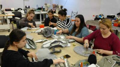 Gaziantep, Türkiye'nin en büyük ayakkabı üretim merkezlerinden biri. Kadınlar, ayakkabı