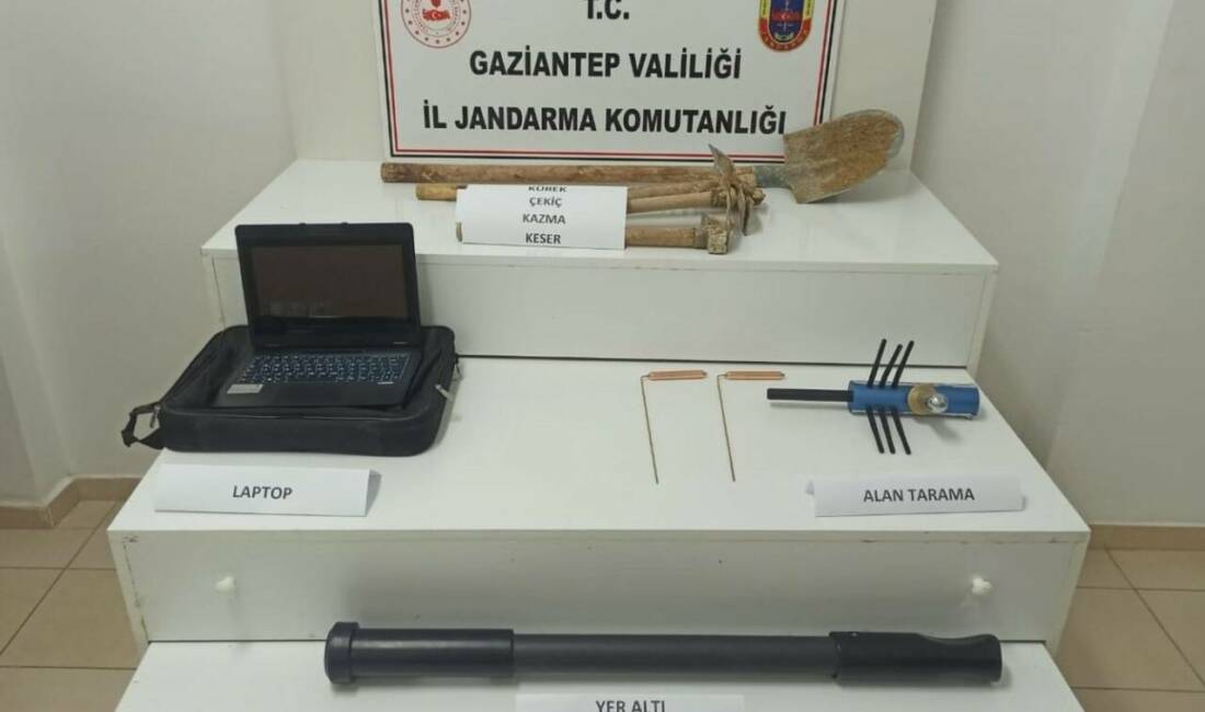 Gaziantep’te define bulmak amacıyla kaçak kazı yapan 9 şahıs suçüstü yakalandı Araban ilçesinde define aramak amacıyla izinsiz kazı yapan 9 kişi