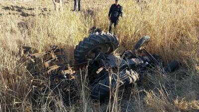 Nurdağı ilçesinde bir çiftçi, tarlasını sürdüğü traktörün devrilmesi sonucu hayatını