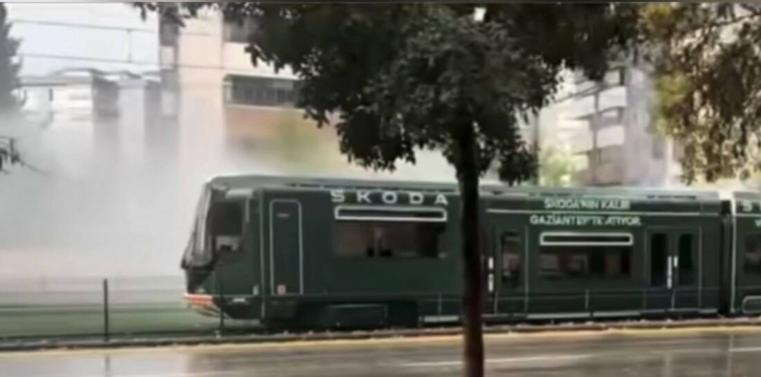 Gaziantep’te faciadan dönüldü: Yüzlerce yolcunun olduğu tramvaya yıldırım isabet etti Gaziantep'te şiddetli yağış sırasında tramvaya yıldırımın isabet etmesi sonucu facianın