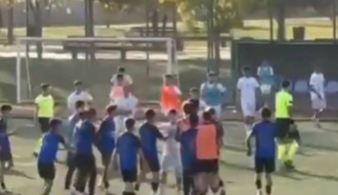 Gaziantep'te oynanan U-16 maçı sonrası iki takım futbolcuları arasında kavga