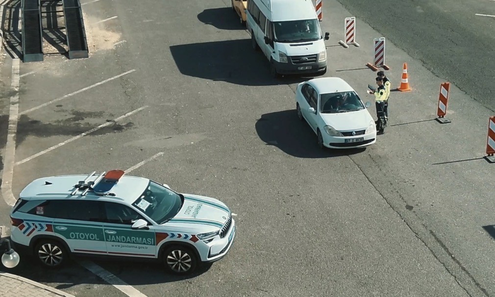 Gaziantep’te jandarmadan dron destekli trafik denetimi Gaziantep'te jandarma ekipleri, son bir ay içerisinde otoyollarda yaptıkları denetimlerde