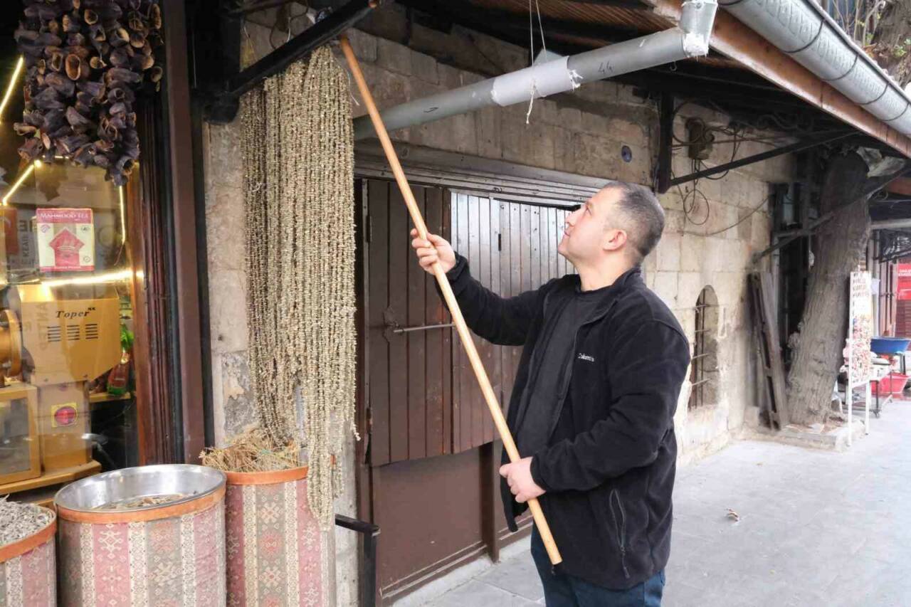 Gaziantep'te kış aylarında popüler olan kuru bamya, bu yıl kilosu