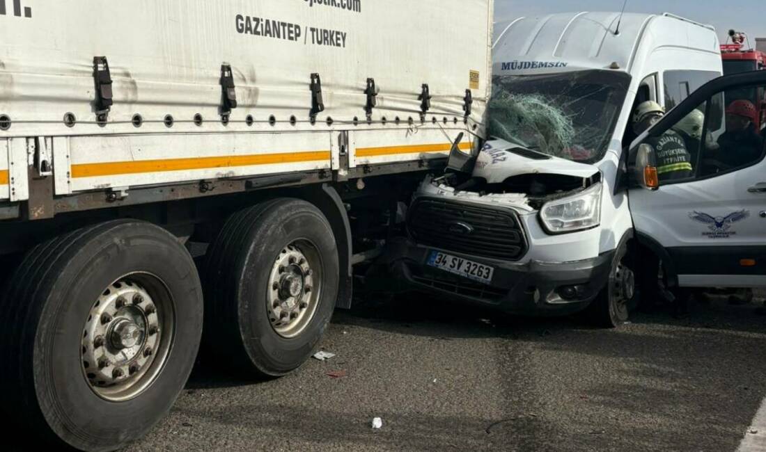 Gaziantep-Nizip otoyolunda minibüsün tıra arkadan çarpması sonucu meydana gelen kazada