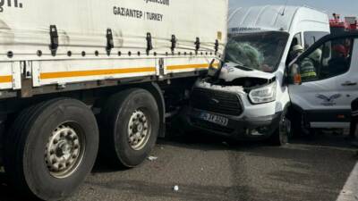 Gaziantep-Nizip otoyolunda minibüsün tıra arkadan çarpması sonucu meydana gelen kazada