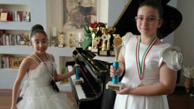 Gaziantep'te piyano eğitimi alan İdil Gümüşburun ve Berika Budumlu, Danubia