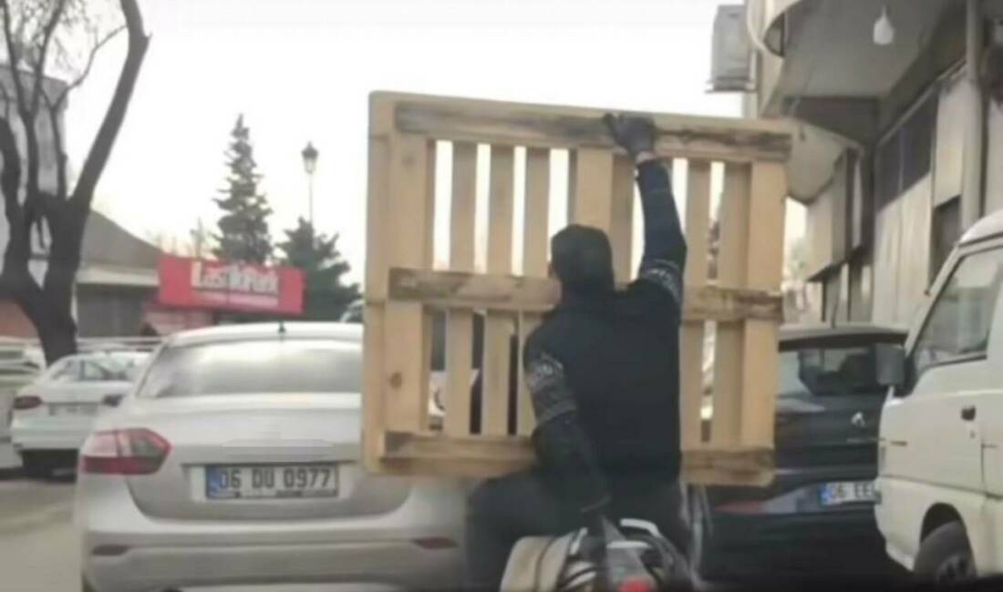 Gaziantep'te trafiğin yoğun olduğu bir caddede, plakası belirlenemeyen bir motosikletin