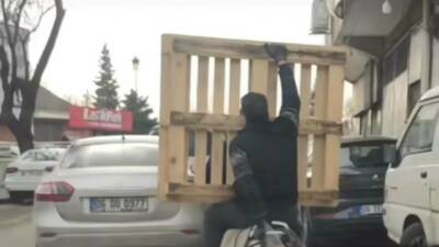 Gaziantep'te trafiğin yoğun olduğu bir caddede, plakası belirlenemeyen bir motosikletin