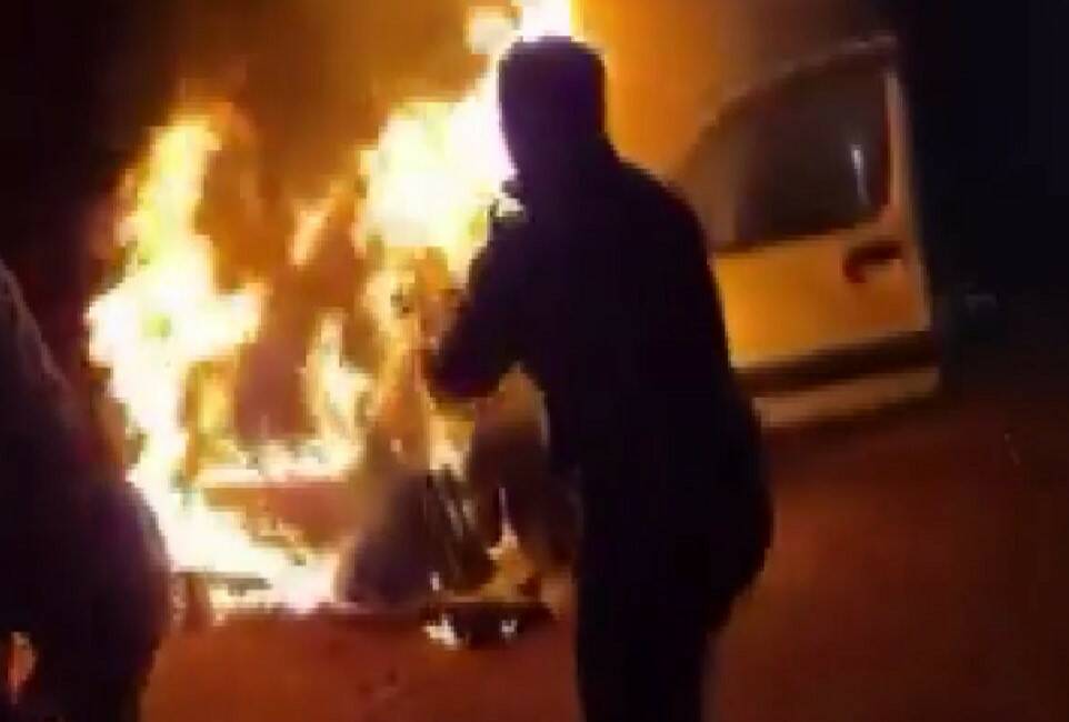 Gaziantep’te yanan araca cezaevi personeli müdahale etti, Bakan Tunç tebrik etti Gaziantep'te L Tipi Kapalı Ceza İnfaz Kurumu personeli, yanan bir