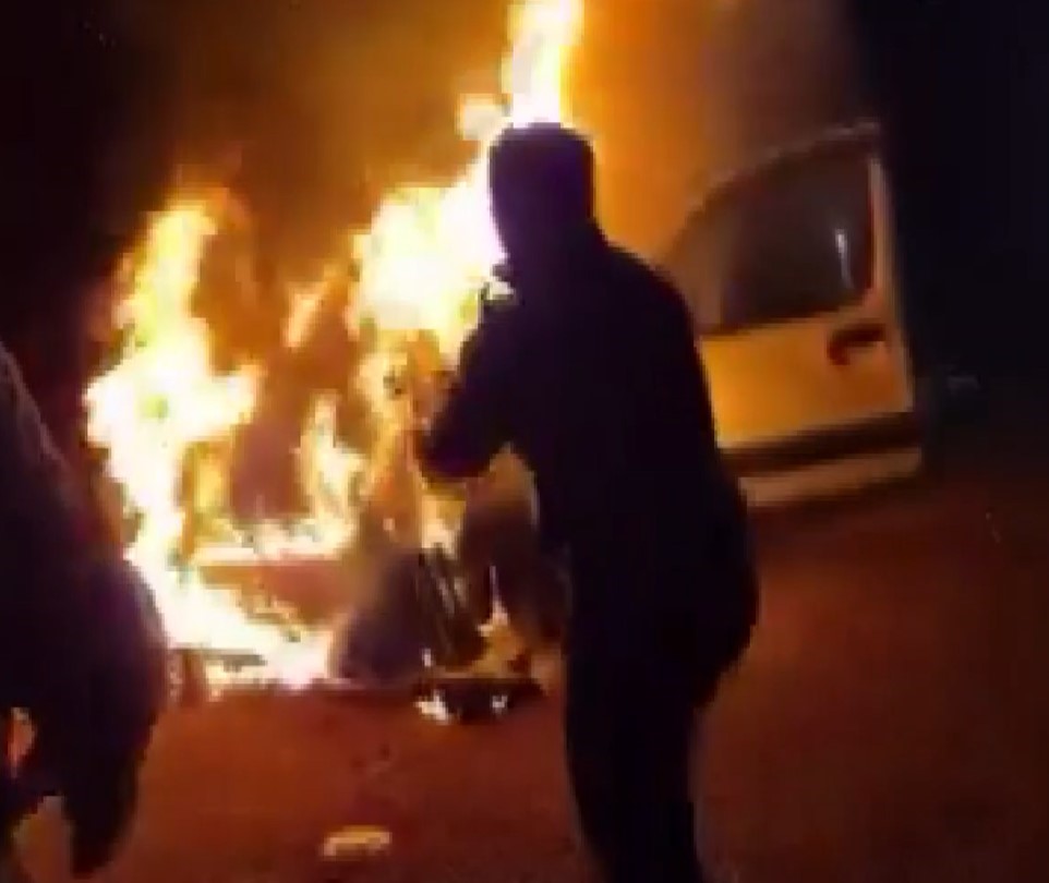 Gaziantep'te L Tipi Kapalı Ceza İnfaz Kurumu personeli, yanan bir