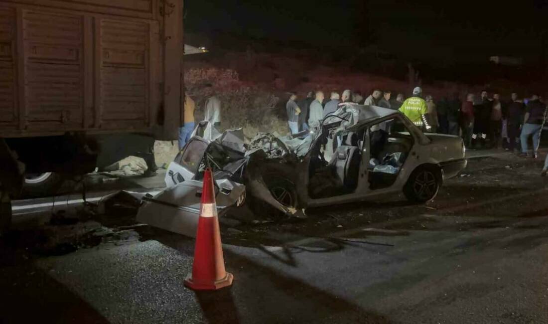 Gaziantep’teki feci kaza, Umreden dönen yakınlarını karşılamaya giderken olmuş Gaziantep’te silaj yüklü kamyona çarpan otomobilde hayatını kaybeden 3 kişinin,