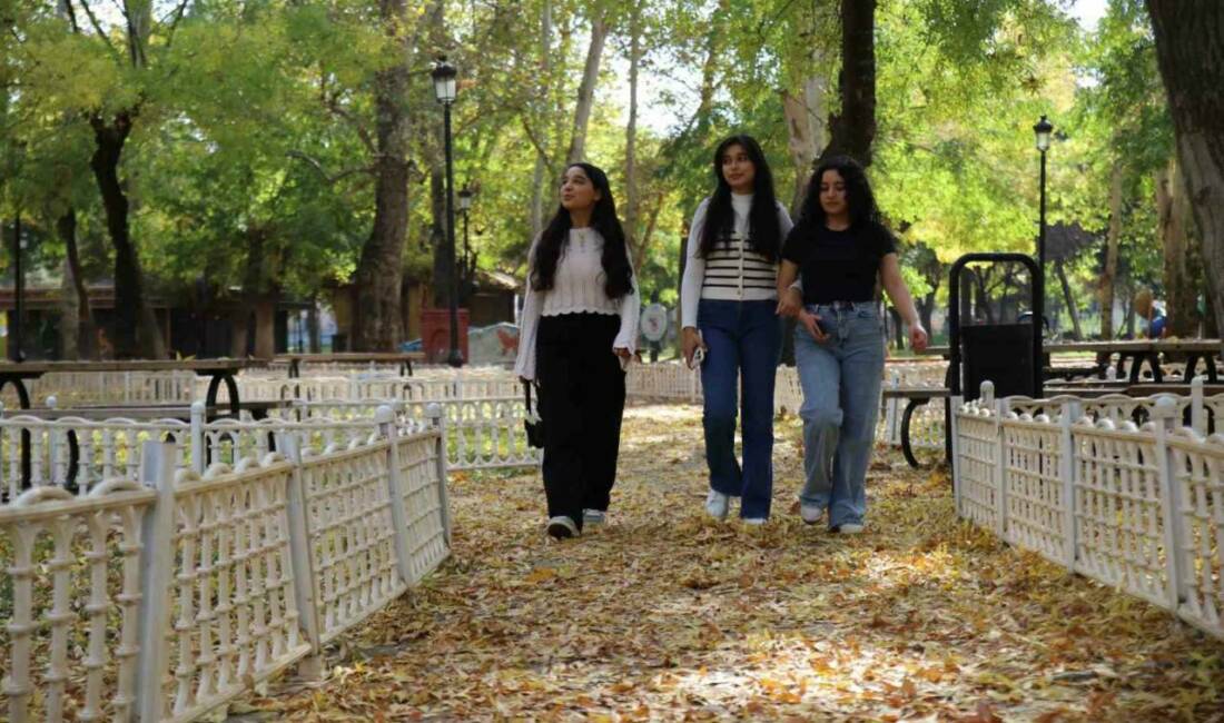 Gaziantep’teki parklar sonbahar renklerine büründü Gaziantep'te çeşitli parklar ve tabiat parkında sonbaharın renkleri görülmeye değer