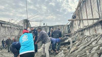 Şanlıurfa Haliliye ilçesine bağlı Kısas Mahallesi'nde bir inşaatta beton dökümü