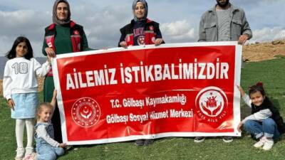 Adıyaman’ın Gölbaşı ilçesi Tabiat Parkı’nda paraşüt gösterisiyle "Ailemiz istikbalimizdir" yazılı