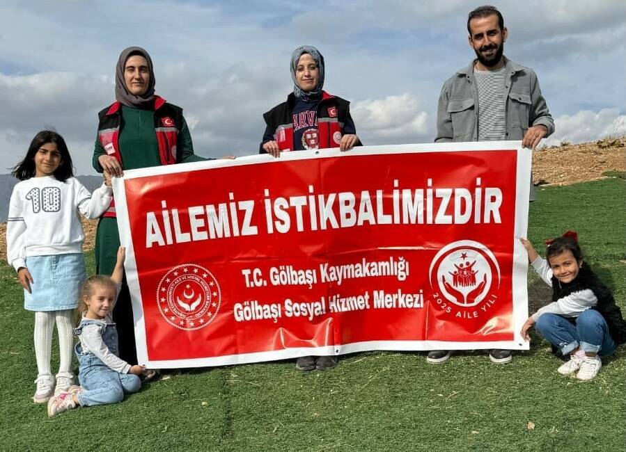 Gölbaşı’nda paraşütle “Ailemiz istikbalimizdir” mesajı verildi Adıyaman’ın Gölbaşı ilçesi Tabiat Parkı’nda paraşüt gösterisiyle "Ailemiz istikbalimizdir" yazılı