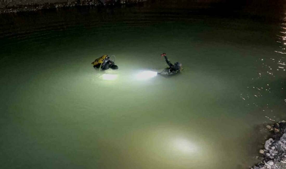 Adıyaman'da kum ocağında gölete düşen kamyonet, ekiplerin hızlı müdahalesiyle çözüme