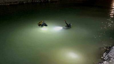 Adıyaman'da kum ocağında gölete düşen kamyonet, ekiplerin hızlı müdahalesiyle çözüme