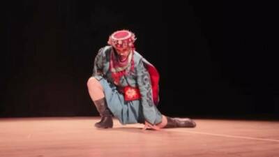 Nizip ilçesinde düzenlenen halk oyunu gösterisi sırasında dansçı Selahattin Kanar'ın