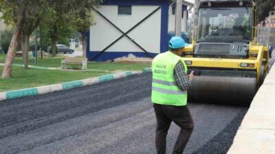 Haliliye Belediyesi, Veysel Karani Mahallesi'nde asfalt serim çalışmaları gerçekleştirerek ilçe