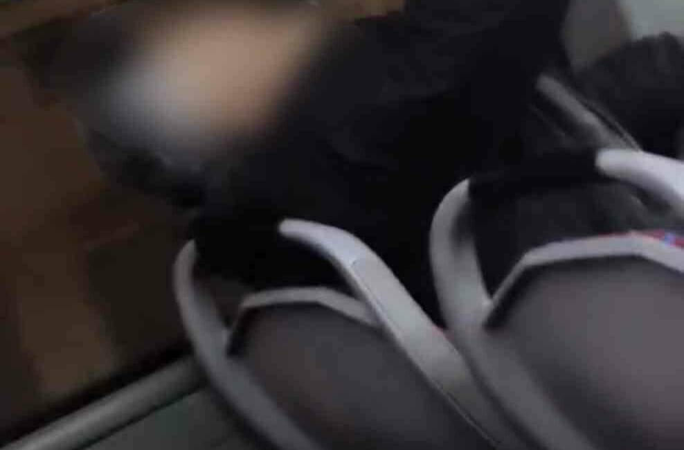 Halk otobüsünde alkol rezaleti tepki çekti Adıyaman merkezinde bir halk otobüsünde yolculuk ederken alkol alan ve