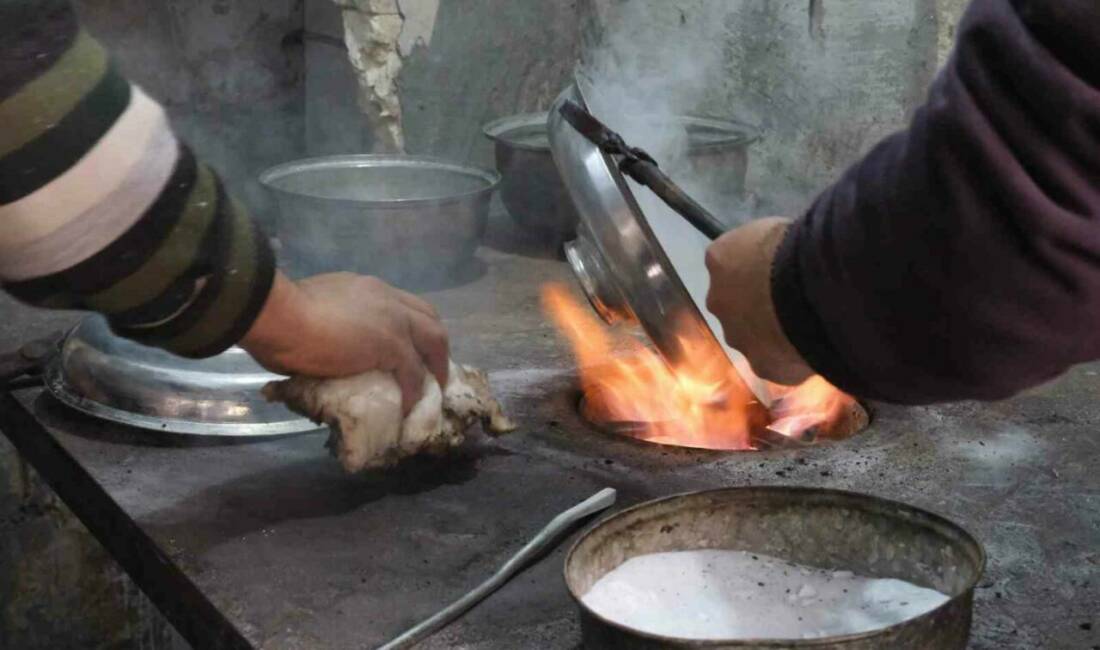 Gaziantep'te kalaycılık mesleğini 28 yıldır icra eden ikiz kardeşler Ramazan