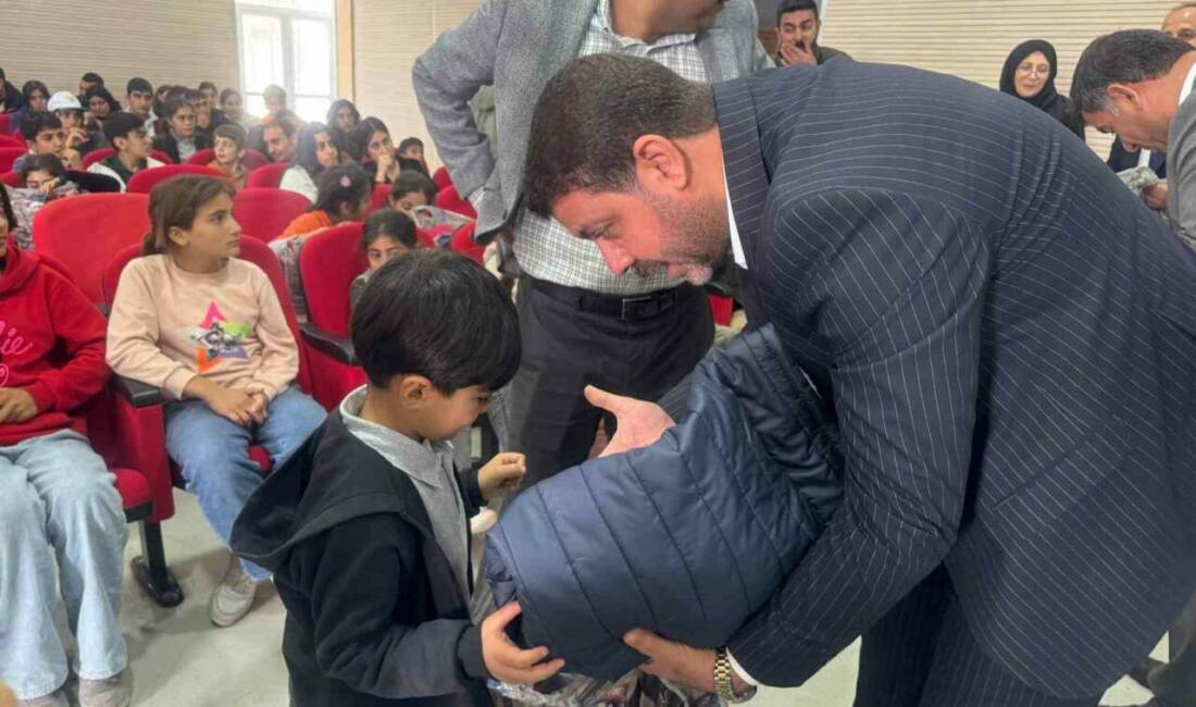 Diyarbakır'da Hevsel’in Çiçekleri Projesi kapsamında yapılan yardım etkinliğinde iş adamı