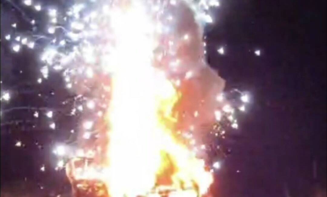 Hilvan’da alev alan otomobil bomba gibi patladı Şanlıurfa'nın Hilvan ilçesinde meydana gelen trafik kazasında otomobil alev aldı